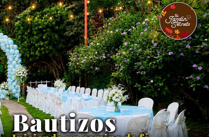 Montaje en el jardín con mantelería celeste, sillas blancas y arco de globos