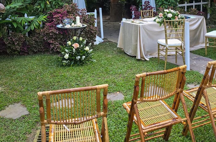 Altar de boda decorado con velo en el jardín