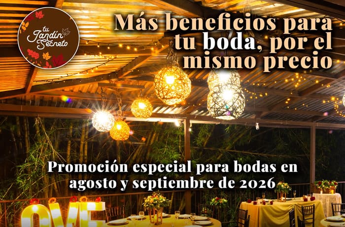 Salón techado iluminado de noche montado para recepción de boda