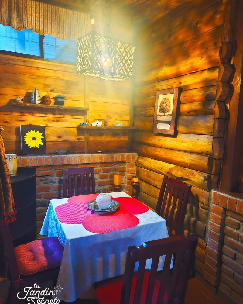 Mesa del comedor de la cabaña con luz cálida