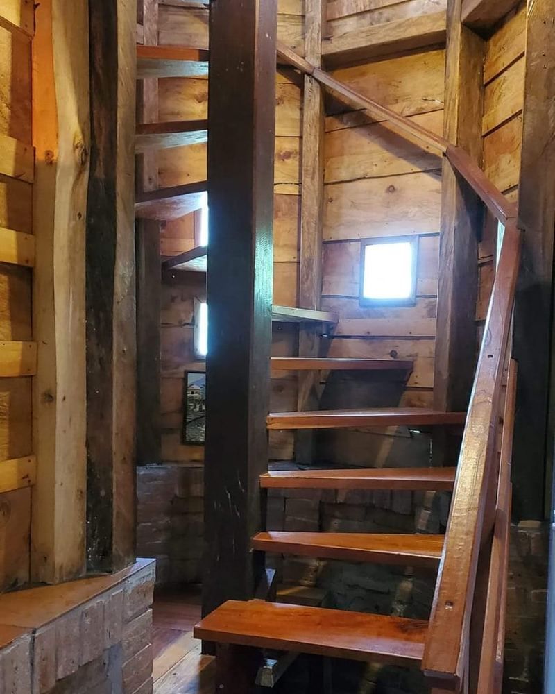 Escalera de madera en el interior de la cabaña