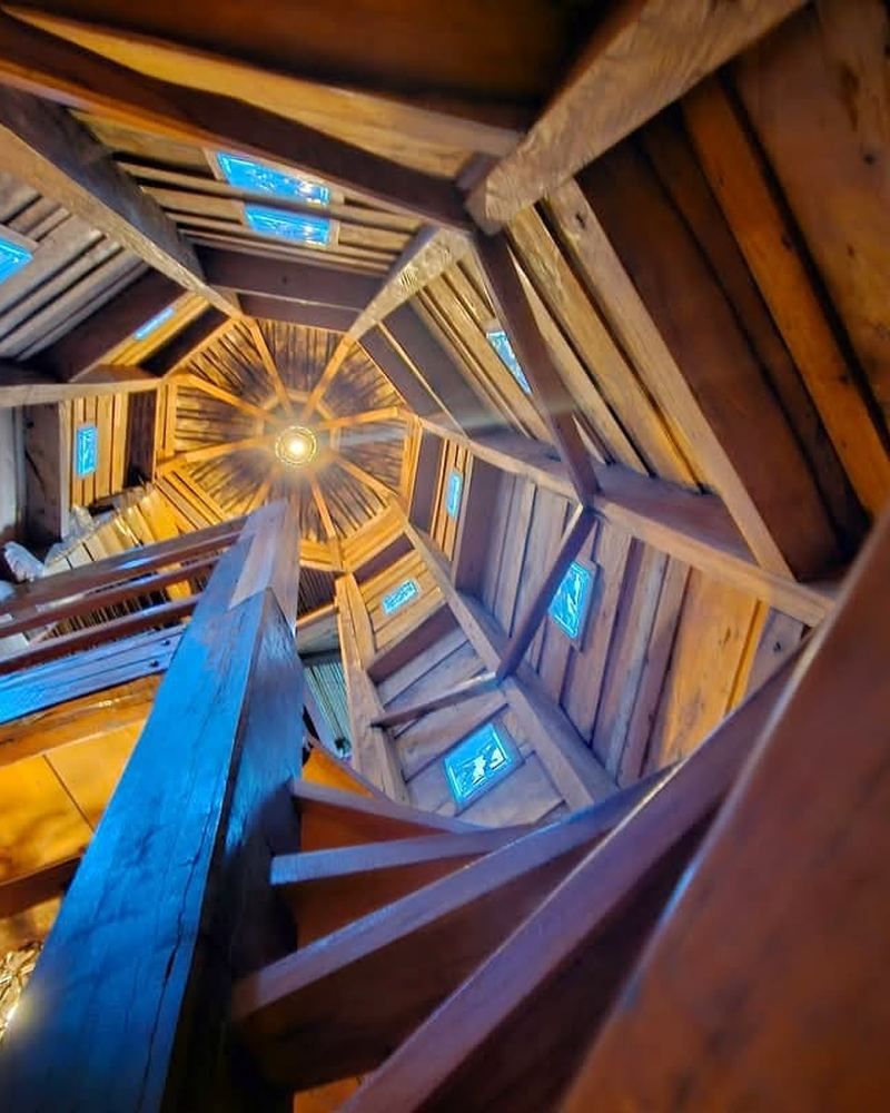Torre interior de madera de la cabaña vista hacia el techo