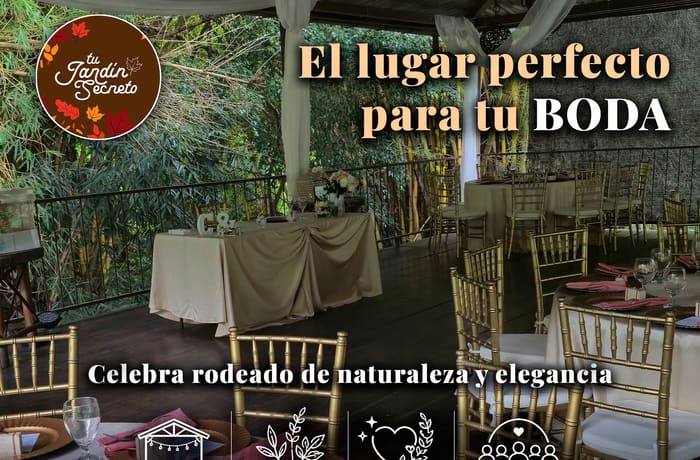 Terraza de madera con sillas Tiffany doradas y mesa de honor