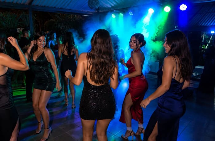 Pista de baile iluminada durante una celebración de empresa
