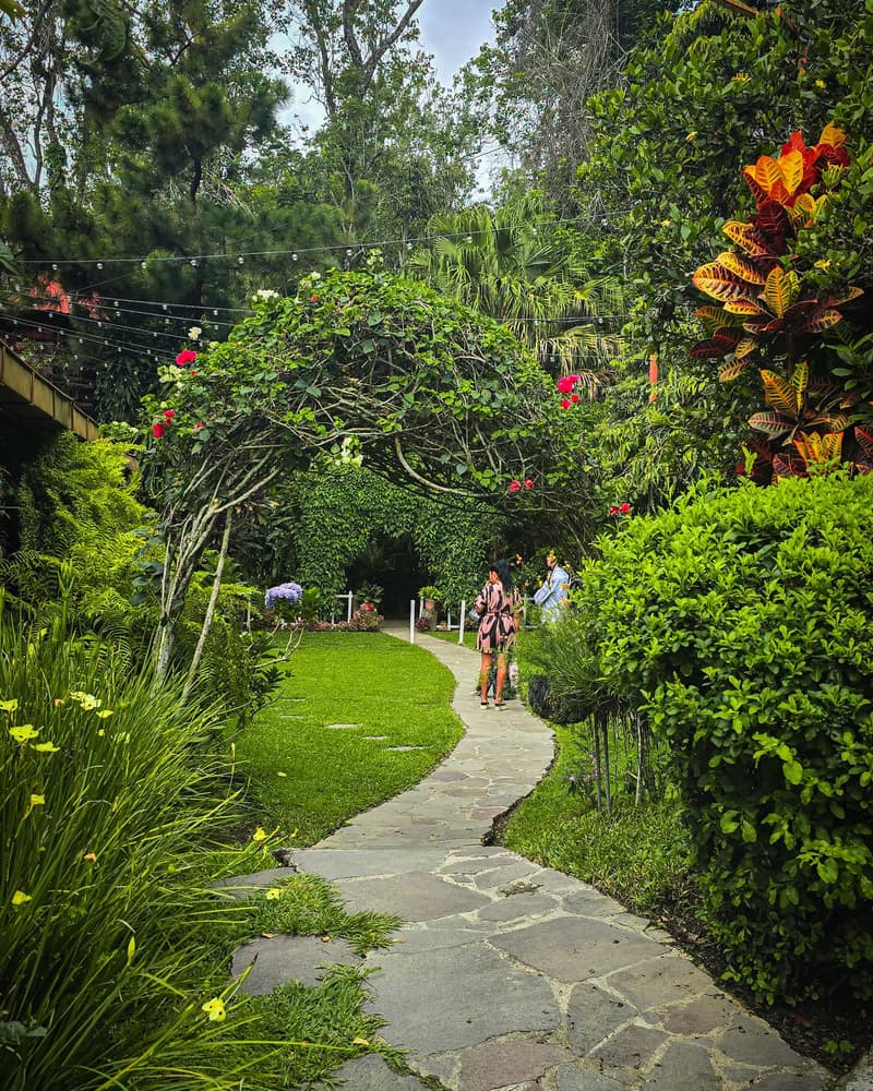 Sendero de piedra en el restaurante jardín Tu Jardín Secreto, Planes de Renderos