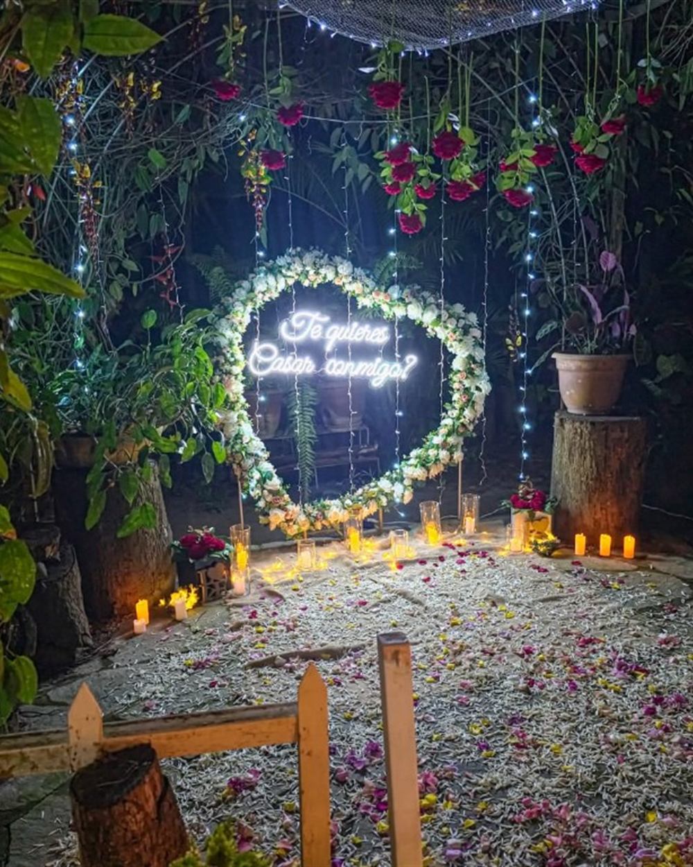 Corazón floral con letrero ¿Te quieres casar conmigo? en el jardín de noche