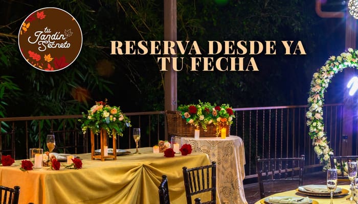 Mesas decoradas con flores y arco floral iluminado para un evento